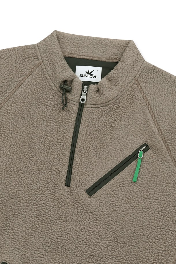 따뜻하고 포근한 분위기의 Zip Player 플리스 풀오버 토프 컬러입니다. 부드러운 촉감의 플리스 소재와 안쪽 기모 처리로 뛰어난 보온성을 제공하며, 가을, 겨울철 데일리룩, 산책룩, 집콕룩에 모두 잘 어울립니다. 신축성이 뛰어나 편안한 착용감을 선사하며, 넥 부분 스트링 조절, 밑단 및 소맷단 밴딩 처리로 사이즈 조절이 용이합니다. 가슴과 사이드 포켓, YKK 지퍼를 사용하여 실용성을 높였습니다. 
