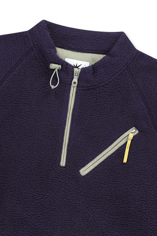 **Zip Player 플리스 풀오버 네이비**는 부드러운 촉감의 플리스 소재와 보온성을 갖춘 여성용 플리스 점퍼입니다. 안쪽 기모 처리로 따뜻함을 더했으며, 넥 부분 스트링 조절과 밑단/소맷단 밴딩으로 편안한 착용감을 제공합니다. 스포티하고 캐주얼한 스타일로, 가을, 겨울철 데일리룩, 산책룩, 집콕룩에 모두 잘 어울립니다. 가슴과 사이드 포켓, YKK 지퍼를 사용하여 실용성을 높였습니다. 레귤러핏의 무지 디자인으로 다양한 스타일링이 가능합니다.