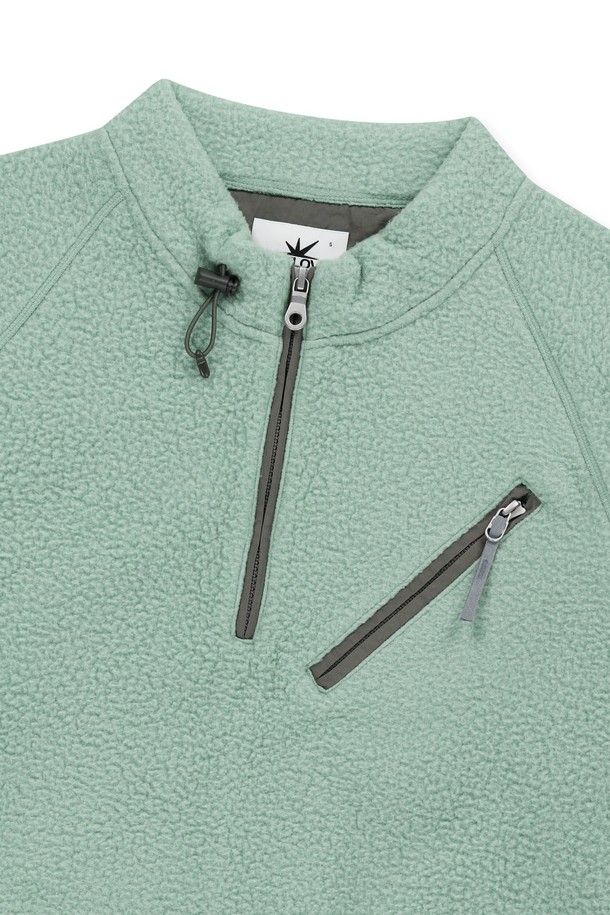 Zip Player (집 플레이어) 플리스 풀오버는 가을, 겨울철 여성 고객을 위한 데일리 아우터입니다. 부드러운 촉감의 라이트 틸 컬러 플리스 소재에 안쪽 기모 처리를 더해 보온성을 높였습니다. 캐주얼, 스포티 스타일을 연출하기 좋으며, 넥 부분 스트링 조절, 밑단 및 소맷단 밴딩, 가슴/사이드 포켓, YKK 지퍼, 보온성/신축성 등 다양한 특징을 갖추고 있습니다. 편안한 동네 마실룩, 겨울 데일리룩, 산책룩에 활용하기 좋은 레귤러핏 집업 플리스 점퍼입니다.
