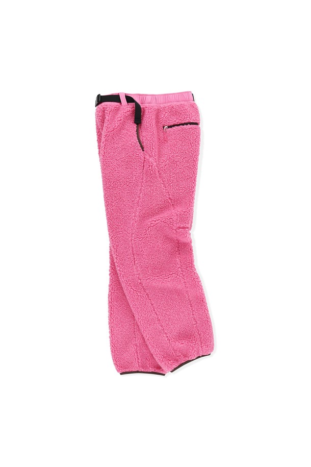 Kumo (쿠모) Sherpa (셔파) 플리스 팬츠 Heather Pink (헤더 핑크)는 남녀 모두 착용 가능한 플리스 팬츠입니다. 부드러운 촉감의 플리스 소재와 기모 안감, 두꺼운 두께감으로 가을, 겨울철 따뜻하게 착용하기 좋습니다. 허리 스트랩 조절, YKK 지퍼 포켓, 포켓 및 밑단 밴딩 처리로 편안함과 활동성을 높였습니다. 스포티, 캐주얼, 미니멀 스타일을 연출하기 좋으며, 피트니스룩, 겨울 데일리룩, 산책룩 등 다양한 TPO에 활용 가능합니다. 데이브레이크 심볼 고무 라벨로 포인트를 더했습니다.
