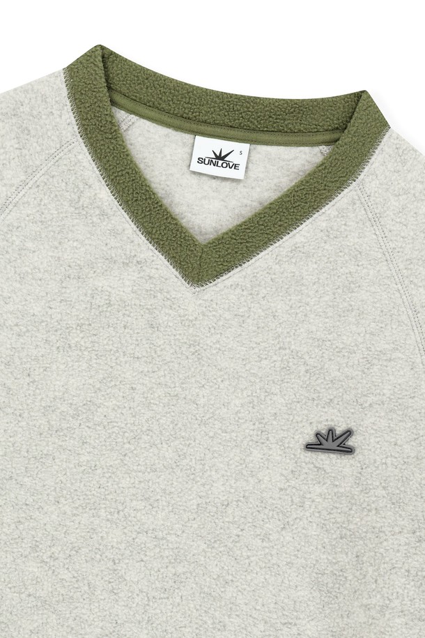 V 플리스 풀오버 헤더 그레이는 남녀 모두 착용 가능한 플리스 점퍼입니다. 부드러운 촉감의 두꺼운 플리스 소재로 제작되어 가을, 겨울철 따뜻하게 입을 수 있으며, 안쪽 기모 처리로 보온성을 더했습니다. 캐주얼, 스포티한 스타일 연출에 용이하며, 레귤러 핏과 브이넥 디자인이 특징입니다. 밑단 스트링 조절이 가능하여 핏을 조절할 수 있으며, 데이브레이크 심볼 고무 라벨로 포인트를 더했습니다. 일상, 산책, 집콕 등 다양한 상황에서 활용하기 좋습니다.
