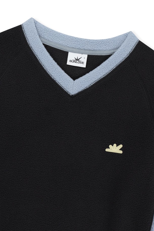 **V 플리스 풀오버 네이비**는 남녀 모두 착용 가능한 캐주얼하고 스포티한 스타일의 플리스입니다. 가을과 겨울에 적합하며, 부드러운 촉감과 두꺼운 두께로 뛰어난 보온성을 제공합니다. 브이넥 디자인에 레귤러 핏으로 편안하게 착용 가능하며, 밑단 스트링 조절과 안쪽 기모 처리로 실용성을 더했습니다. 일상, 산책, 집콕 등 다양한 TPO에 활용하기 좋으며, 미니멀한 디자인으로 어떤 스타일에도 쉽게 매치할 수 있습니다. 네이비 컬러의 풀오버로 포근하고 따뜻한 겨울 스타일을 연출해보세요.
