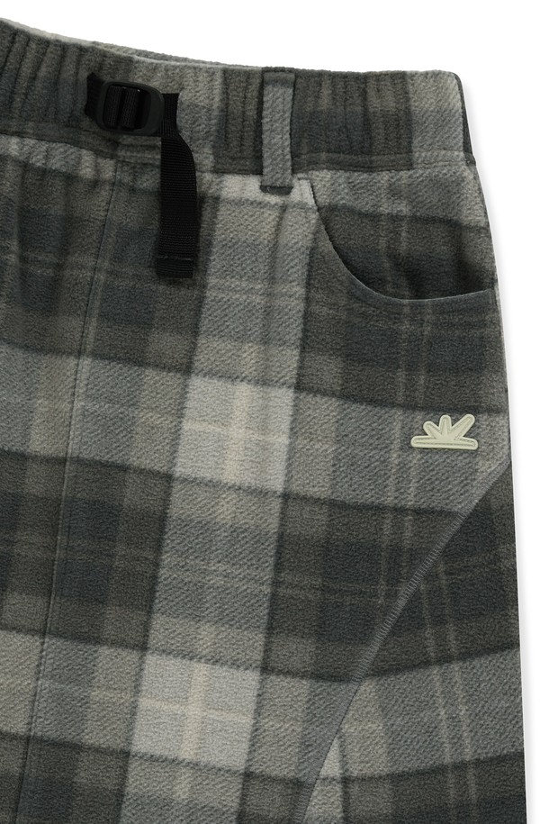 플리스 롱 스커트 그레이는 부드러운 촉감과 두꺼운 두께로 가을, 겨울철 따뜻하게 입을 수 있는 여성용 스커트입니다. 캐주얼, 스포티한 스타일을 연출하며, 안쪽 기모 처리로 보온성을 높였습니다. 허리 밴딩과 스트랩 조절 기능으로 편안하게 착용 가능하며 A라인 핏으로 여성스러운 실루엣을 살려줍니다. 체크 패턴과 그레이 컬러의 조화가 돋보이며, 사이드 포켓이 있어 실용적입니다. 일상, 동네 마실, 산책 등 다양한 TPO에 활용하기 좋습니다.
