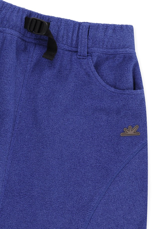 포근한 플리스 소재의 롱 스커트, 블루 컬러로 겨울철 따뜻하고 스타일리시하게 연출해보세요. 안쪽 기모 처리로 보온성을 높였으며, 허리 밴드와 스트랩 조절 기능으로 편안한 착용감을 선사합니다. 캐주얼, 스포티, 미니멀 무드를 모두 소화 가능한 디자인으로, 일상, 산책, 집콕 등 다양한 TPO에 활용하기 좋습니다. A라인 핏과 사이드 포켓, 활동성을 고려한 절개 라인으로 실용성 또한 놓치지 않았습니다. 부드러운 촉감의 이 롱 스커트로 겨울 스타일링을 완성하세요.
