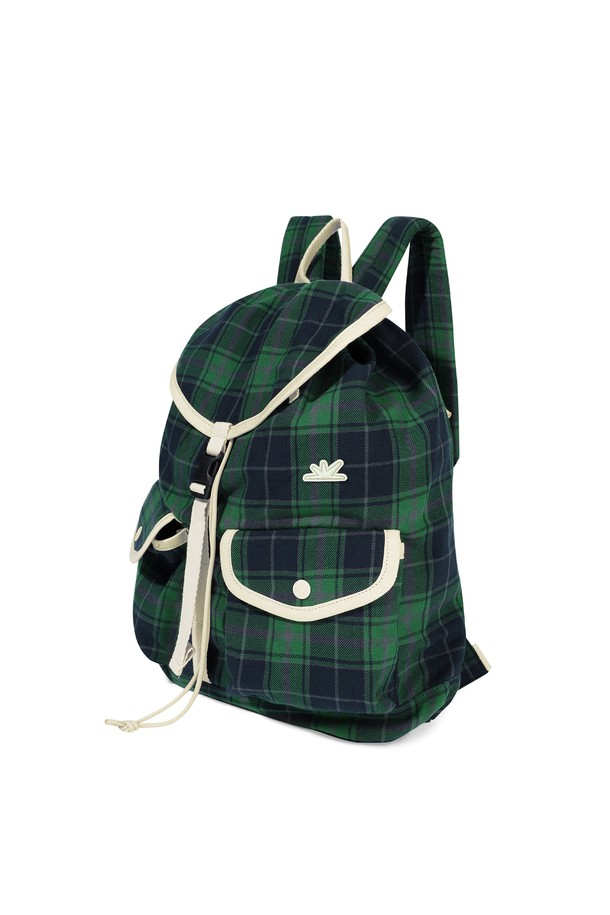 플란넬 익스플로러 데이팩 그린은 여성, 미디엄 사이즈의 코튼 소재 데이팩입니다. 그린 컬러의 체크 패턴과 버클 디자인 장식이 특징이며, 스트링으로 조절 가능한 메인 포켓, 측면 지퍼 포켓, 키링 루프 디테일, 그리고 심볼 라벨이 돋보입니다. 가방은 사각 모양에 버클형, 지퍼형, 조임용 끈으로 잠금 방식을 제공하여 수납의 편리성을 높였습니다. 캐주얼, 클래식, 미니멀 스타일을 선호하는 분들께 동네 마실룩, 산책룩, 여행룩에 두루 어울리는 아이템입니다.
