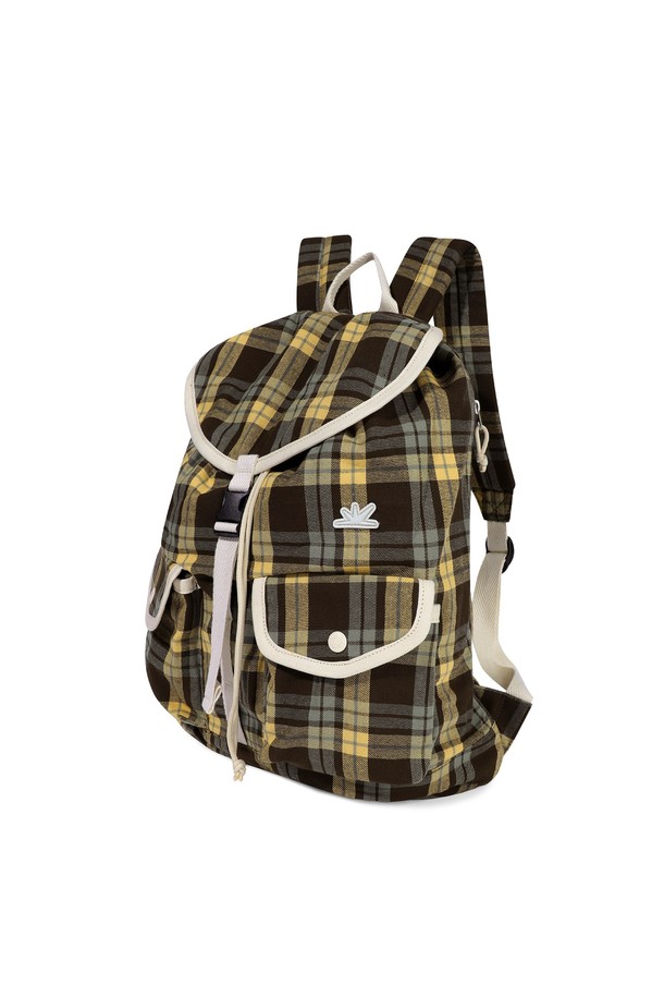 옐로우 컬러의 플란넬 익스플로러 데이팩은 여성 고객을 위한 미디엄 사이즈 데이팩입니다. 플란넬 코튼 혼방 원단에 체크 패턴이 돋보이며, 버클과 스트링으로 포인트를 더했습니다. 사각 형태의 데이팩으로, 키링 루프와 측면 지퍼, 그리고 버클형/지퍼형/조임용 끈 잠금 방식으로 실용성을 높였습니다. 데이트룩, 동네 마실룩, 쇼핑룩 등 캐주얼, 클래식, 미니멀 스타일을 즐겨 입는 고객에게 추천합니다. 심볼 라벨이 디자인의 완성도를 높여줍니다.
