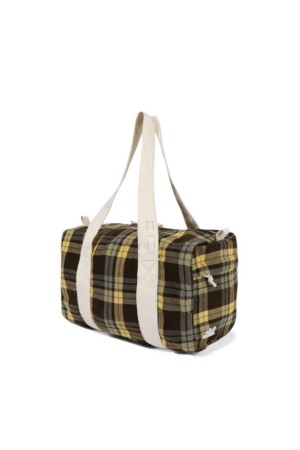 데이브레이크(Daybreak) 플란넬 마이크로 더플백 옐로우는 여성용 가방으로, 캐주얼, 미니멀, 리조트 스타일을 연출하기에 좋습니다. 미디엄 사이즈의 코튼 소재로 제작되었으며, 체크 패턴과 옐로우 컬러가 산뜻한 느낌을 더합니다. 원통형 디자인에 사이드 포켓과 배색 안감이 돋보이며, 지퍼형 잠금 방식으로 내용물을 안전하게 보관할 수 있습니다. 키링과 라벨 장식으로 포인트를 더했으며, 여행룩, 휴가룩, 여름 바캉스룩에 매치하기 좋은 아이템입니다.
