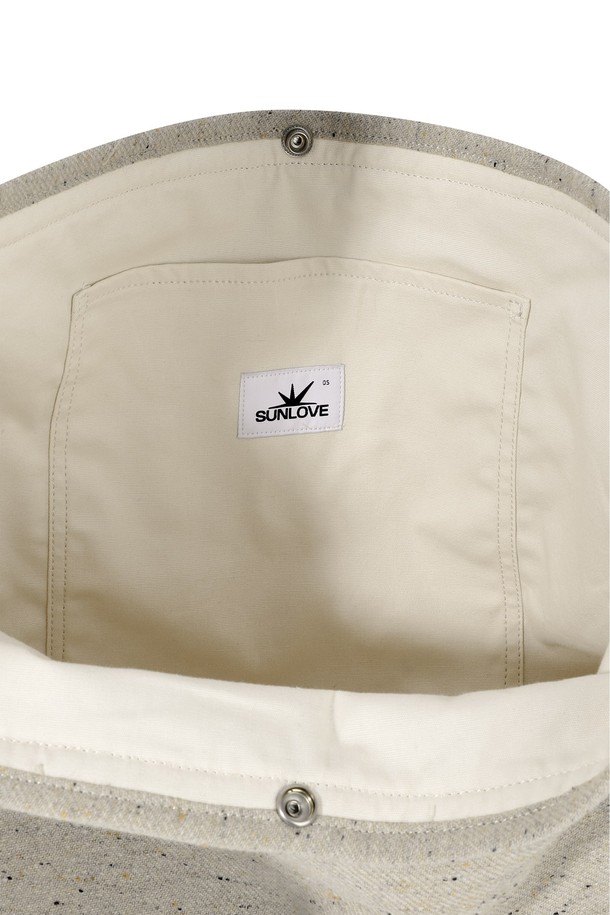 Nep 메일 백 아이보리는 여성, 미디엄 사이즈의 사각 메일백입니다. 면, 울, 폴리에스테르 혼방의 부드러운 소재로 제작되었으며, 아이보리 컬러의 무지 디자인이 특징입니다. 내부 포켓으로 실용성을 더하고, 일본산 원단을 사용하여 높은 퀄리티를 자랑합니다. 키링, 사이드 루프, 심볼 라벨 등의 디자인 장식이 돋보이며, 데이트룩, 카페룩, 쇼핑룩 등 다양한 TPO에 잘 어울립니다. 미니멀, 클래식, 캐주얼 스타일을 즐기는 분들께 추천합니다.
