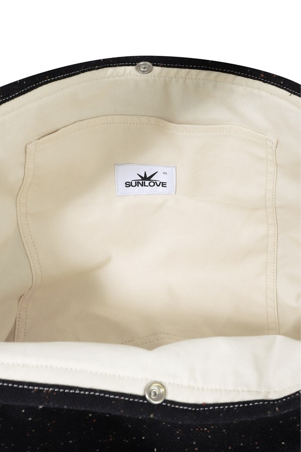 Nep 메일 백 블랙은 면, 울, 폴리에스테르 혼방 소재로 제작된 남성용 메일 백입니다. 미디엄 사이즈의 사각 쉐입에 무지 패턴으로, 미니멀, 클래식, 시크 스타일을 연출하기 좋습니다. 출근룩, 비즈니스 캐주얼, 모임룩 등 다양한 TPO에 활용 가능하며, 내부 포켓과 사이드 루프, 데이브레이크 심볼 라벨, 키링 등의 디자인 장식이 돋보입니다. 일본산 원단을 사용하여 퀄리티를 높인 실용적인 가방입니다.
