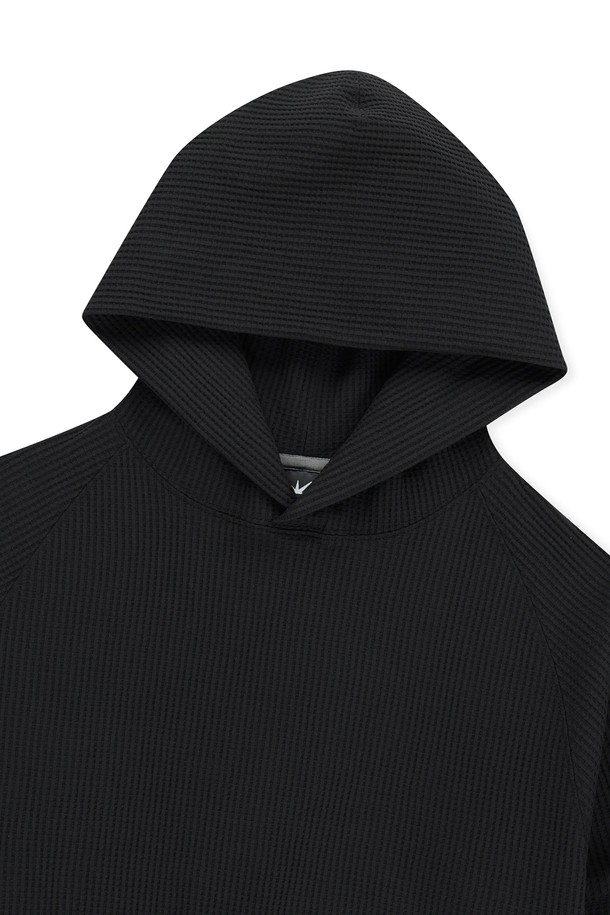 Aero 와플 후디 블랙은 가을, 겨울철에 따뜻하고 스타일리시하게 연출할 수 있는 후드티셔츠입니다. 부드러운 촉감의 폴리에스테르 소재로 제작되어 보온성과 신축성을 갖췄으며, 흡습 및 속건 기능으로 쾌적한 착용감을 제공합니다. 와플 패턴과 레귤러핏 디자인으로 스포티하면서도 캐주얼한 스타일을 연출하며, 밑단과 소맷단 밴딩으로 활동성을 더했습니다. 일상생활은 물론, 집콕룩, 산책룩 등 다양한 TPO에 활용하기 좋습니다. 기본 블랙 컬러로 어떤 옷에도 쉽게 매치할 수 있어 미니멀하면서도 세련된 스타일을 완성합니다.
