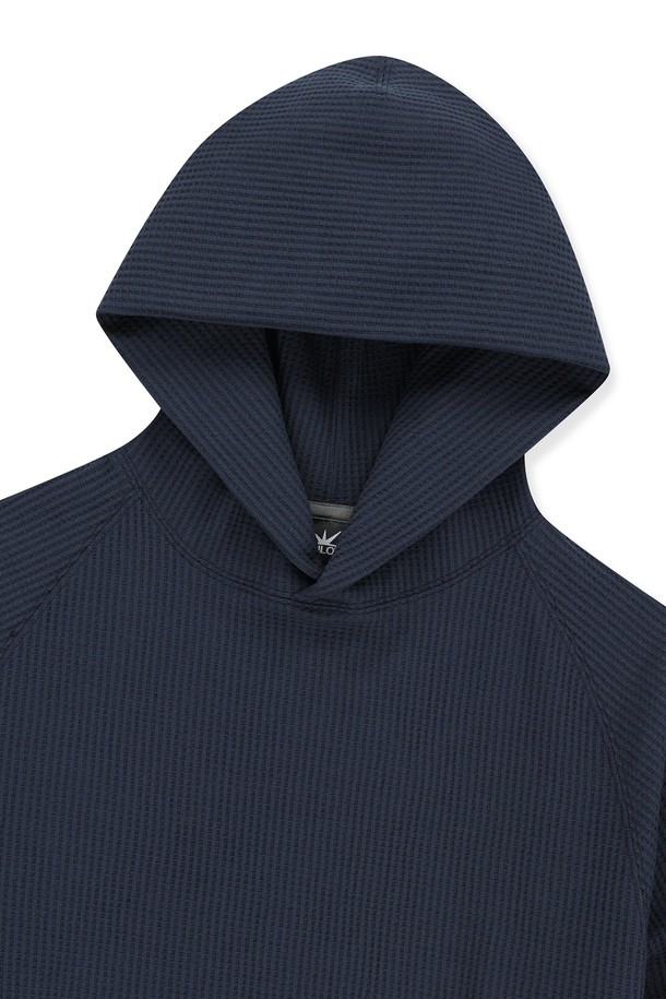 Aero 와플 후디 네이비는 가을, 겨울 시즌에 적합한 남녀 공용 후드티셔츠입니다. 부드러운 촉감의 폴리에스터 소재로 제작되었으며, 보온성과 신축성, 흡습 및 속건 기능으로 편안한 착용감을 제공합니다. 레귤러 핏에 긴 소매, 후드 디자인으로 캐주얼, 스포티, 미니멀 스타일을 연출하기 좋습니다. 와플 패턴과 네이비 컬러가 어우러져 일상복, 집콕룩, 산책룩 등 다양한 TPO에 활용할 수 있습니다. 밑단과 소맷단 밴딩, 고무 라벨 디테일이 특징입니다.
