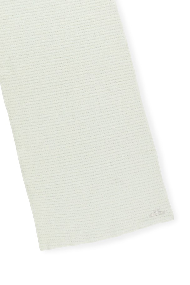 아이보리 컬러의 Polartec Alpha (폴라텍 알파) 스카프입니다. 가을, 겨울철 일상에서 활용하기 좋은 아이템으로, 가볍고 통기성이 뛰어나며 속건 기능까지 갖춘 폴리에스터 소재로 제작되었습니다. 부드러운 촉감과 얇은 두께로 편안한 착용감을 선사하며, 데이브레이크 로고와 Polartec 로고 자수가 디자인의 포인트를 더합니다. 캐주얼, 미니멀, 클래식 스타일의 가을 나들이룩과 겨울 데일리룩에 함께 매치하여 따뜻하면서도 스타일리시한 연출을 완성해보세요. Polartec Alpha Direct 120 소재를 사용하여 보온성을 높였습니다.
