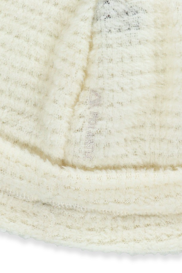 폴라텍 알파 비니 아이보리는 가을, 겨울 시즌에 적합한 공용 비니입니다. 폴라텍 알파 다이렉트 120 소재를 사용하여 가볍고 통기성이 뛰어나며, 속건 기능으로 쾌적함을 유지합니다. 아이보리 컬러에 로고 자수 장식이 더해져 캐주얼, 미니멀, 클래식 스타일을 연출합니다. 골프룩, 겨울 데일리룩, 산책룩 등 다양한 TPO에 활용하기 좋으며, 부드러운 촉감과 얇은 두께로 편안한 착용감을 선사합니다. 모자 깊이는 21.5cm입니다.
