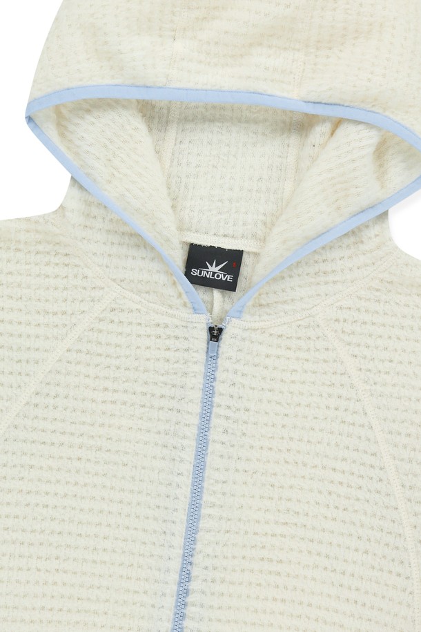 아이보리 컬러의 폴라텍 알파 후드 집업으로, 가볍고 통기성이 뛰어나 봄, 가을 간절기에 활용하기 좋습니다. 가볍고 부드러운 폴리에스터 소재로 제작되었으며, 레귤러 핏으로 편안하게 착용할 수 있습니다. 일상복과 아웃도어 활동 모두에 적합하며, 핑거홀과 밴드 마감 디테일로 활동성을 높였습니다. 스포티, 캐주얼, 미니멀한 스타일을 연출하며, 동네 마실, 산책, 캠핑 등 다양한 TPO에 매치하기 좋습니다. 로고 자수 디테일이 돋보이는 후드 집업입니다.
