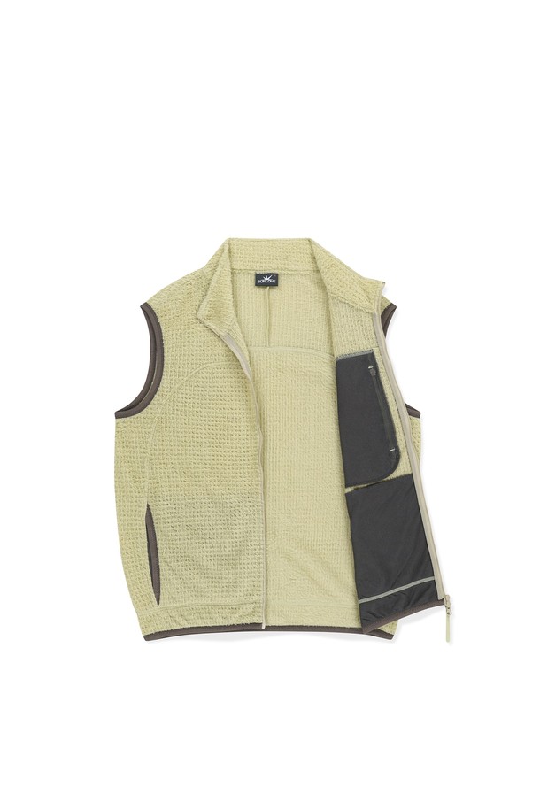 베이지 컬러의 폴라텍 알파 집업 베스트는 봄, 가을 시즌에 활용하기 좋은 남녀 공용 아우터입니다. 가볍고 통기성이 우수한 폴리에스터 소재의 폴라텍 알파 다이렉트 120 소재를 사용하여 쾌적한 착용감을 선사합니다. 레귤러 핏과 민소매 디자인으로 활동성을 높였으며, YKK 지퍼, 가슴 지퍼 포켓, 사이드 포켓, 암홀/밑단 밴드 마감 등의 디테일로 실용성을 더했습니다. 일상, 아웃도어 활동은 물론 산책룩, 여행룩, 캠핑룩 등 다양한 TPO에 캐주얼, 스포티, 미니멀 스타일로 연출하기 좋습니다.
