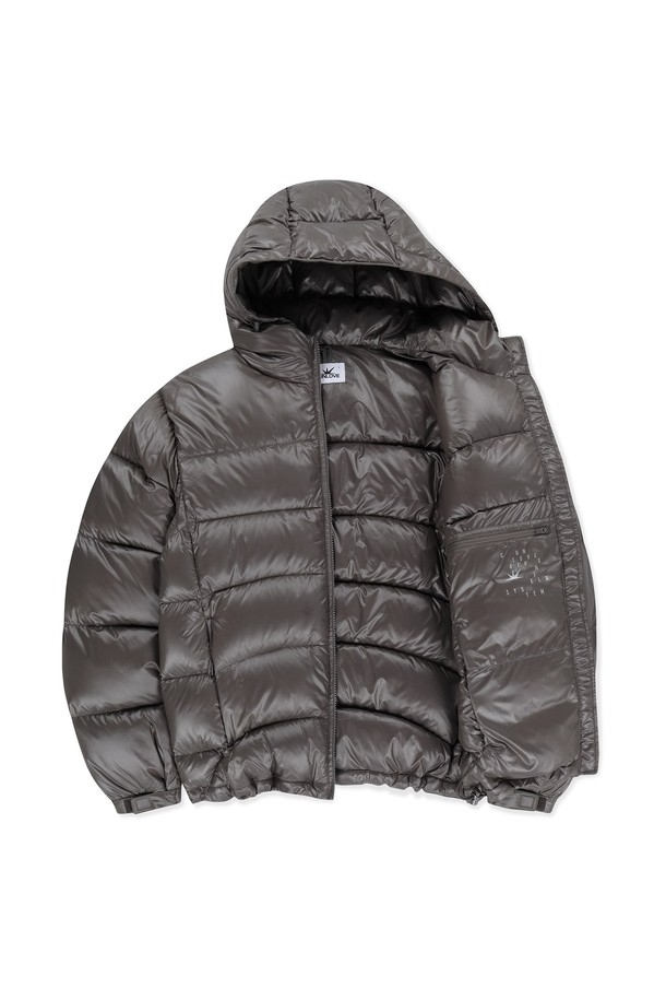 Halo (할로) 구스다운 재킷 브라운은 남녀 모두 착용 가능한 캐주얼 스타일의 겨울철 필수 아이템입니다. 90:10 비율의 구스다운 충전재가 적용되어 뛰어난 보온성을 제공하며, 가볍고 부드러운 착용감을 선사합니다. 2-way 지퍼, YKK 지퍼, 조절 가능한 후드, 소매 밴드, 밑단 스트링, 내부 포켓 등 다양한 디테일이 실용성을 더합니다. 출근룩과 여행룩에 모두 잘 어울리며, 미니멀하고 클래식한 스타일을 연출하기 좋습니다. 브라운 컬러의 무지 디자인으로 어떤 옷에도 쉽게 매치할 수 있습니다.
