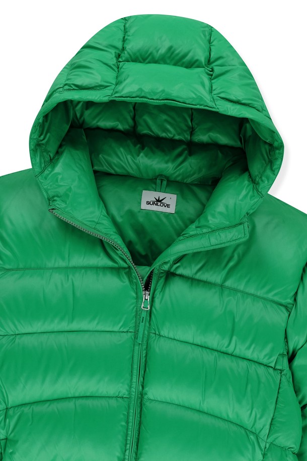 Halo(헤일로) 구스다운 재킷 Green은 겨울철 일상과 여행, 캠핑 등 다양한 TPO에 활용 가능한 남녀 공용 아우터입니다. 캐주얼, 스포티, 고프코어 스타일을 아우르는 무지 디자인의 오버핏 패딩으로, 부드러운 촉감과 두꺼운 두께감으로 뛰어난 보온성을 제공합니다. 90:10 거위털 충전재를 사용하여 가볍고 따뜻하며, YKK 지퍼, 2-way 지퍼, 후드 및 밑단 스트링 조절, 소매 밴드 벨크로 조절, 내부 포켓 등 다양한 디테일이 돋보입니다. 사이즈 조절이 용이하며, 긴 소매와 크롭 기장으로 트렌디한 스타일을 연출할 수 있습니다.
