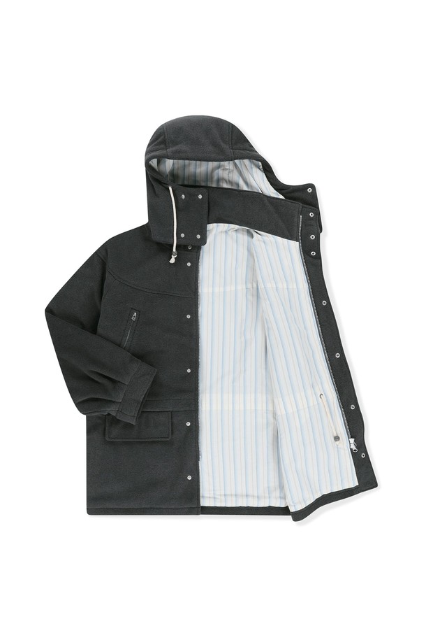 헤더 차콜 색상의 Fleece Field 재킷은 가을, 겨울 시즌에 따뜻하게 착용할 수 있는 남녀 공용 필드 재킷입니다. 캐주얼, 스포티한 스타일을 연출하며, 부드러운 촉감의 두꺼운 폴리에스테르/면 혼방 소재로 제작되었습니다. 2-way 지퍼와 YKK 지퍼를 사용했으며, 허리 히든 스트링, 소매 스냅 조절, 후드 스냅/스트링 조절 디테일로 편의성을 높였습니다. 기모 안감 포켓으로 보온성을 강화하여 출근룩, 캠핑룩 등 다양한 TPO에 활용 가능합니다. 무지 디자인에 레귤러핏으로 제작되어 미니멀한 스타일을 선호하는 분들께도 추천합니다.
