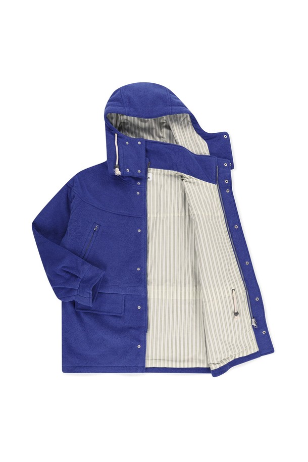 블루 컬러의 Fleece Field 재킷은 가을과 겨울에 따뜻하고 편안하게 착용하기 좋은 아우터입니다. 남녀 모두 착용 가능하며, 캐주얼 및 스포티한 스타일을 연출하기 좋습니다. 두꺼운 두께감과 부드러운 촉감의 폴리에스테르, 면 혼방 소재로 제작되었습니다. 레귤러핏으로 제작되었으며, 2-way 지퍼, YKK 지퍼, 허리 히든 스트링, 소매 스냅 조절, 후드 스트링 조절, 기모안감 포켓 등 다양한 디테일이 돋보입니다. 출근룩이나 여행룩 등 다양한 TPO에 활용할 수 있는 미니멀한 디자인의 필드 재킷입니다.
