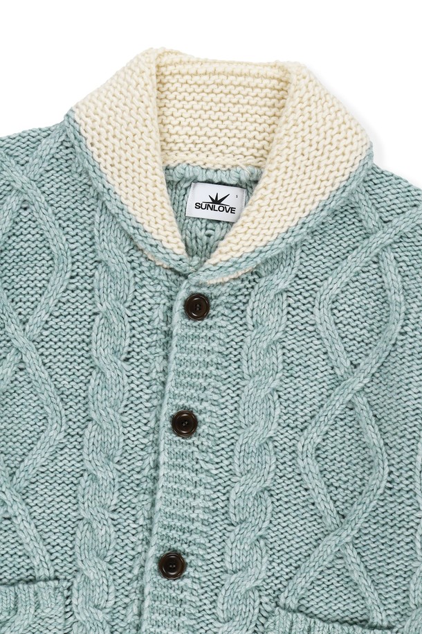 케이블 코위찬 가디건 아이보리입니다. 남녀 모두 착용 가능한 레귤러핏 가디건으로, 가을과 겨울에 따뜻하게 입을 수 있습니다. 부드러운 촉감의 아크릴과 울 혼방 소재로 제작되었으며, 두꺼운 두께감으로 보온성을 높였습니다. 케이블 패턴과 자수 아플리케 디테일이 돋보이며, 버튼 여밈 방식과 긴 소매 기장으로 디자인되었습니다. 캐주얼, 클래식, 미니멀 스타일 모두 소화 가능한 아이보리 컬러의 가디건입니다.
