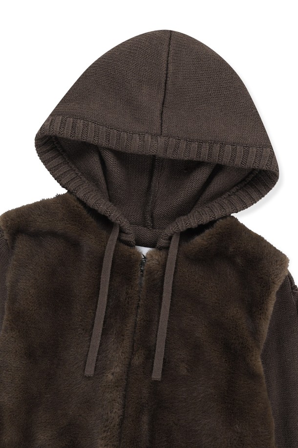 부드러운 촉감과 따뜻함을 선사하는 W 페이크 퍼 니트 집업 재킷 브라운입니다. 가을, 겨울 시즌에 어울리는 두꺼운 두께감으로 보온성을 높였으며, 캐주얼하고 미니멀한 스타일을 연출하기 좋습니다. 레귤러핏으로 편안하게 착용 가능하며, 긴 소매와 크롭 기장으로 트렌디함을 더했습니다. 무지 디자인에 집업 여밈 방식과 포켓 디테일이 더해져 실용성을 갖춘 데일리 아우터입니다. 아크릴, 울, 페이크 퍼 소재 혼방으로 제작되어 부드러운 착용감을 선사합니다.
