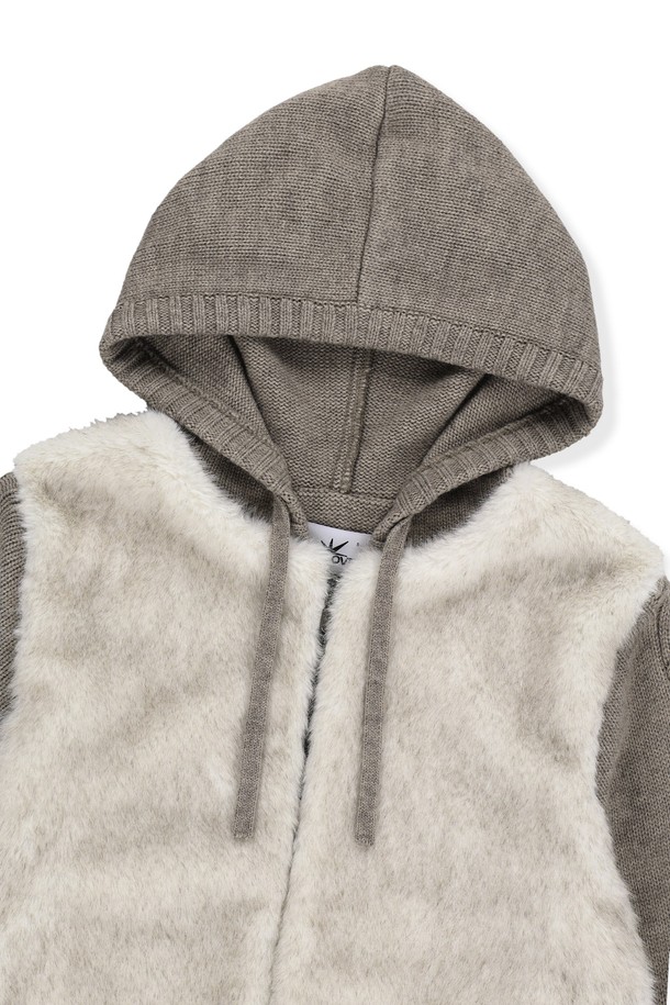 오트밀 컬러의 W 페이크 퍼 니트 집업 재킷입니다. 부드러운 촉감의 페이크 퍼와 아크릴, 울 혼방 소재로 제작되어 가을, 겨울철 따뜻하게 착용할 수 있습니다. 캐주얼, 미니멀 스타일을 즐기는 여성분들을 위한 아이템으로, 일상생활은 물론 집콕룩, 산책룩에도 잘 어울립니다. 레귤러핏 크롭 기장으로, 포켓과 신축성, 보온성을 갖춰 실용성을 더했습니다.
