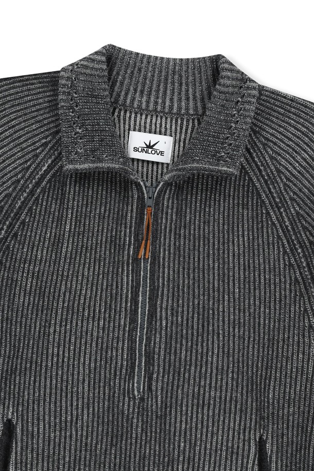 차콜 컬러의 Hover Knit Polo (호버 니트 폴로)는 가을, 겨울 시즌에 어울리는 남녀 공용 니트/스웨터입니다. 울, 아크릴, 나일론 혼방의 부드러운 촉감과 보온성, 신축성을 갖춘 두꺼운 두께감의 골지 패턴 하프넥 니트입니다. 레귤러핏으로 제작되었으며, 긴 소매와 하프집 여밈 방식, 밑단 스트링 조절이 가능하여 캐주얼, 미니멀, 클래식 스타일을 연출하기 좋습니다. 데이브레이크 고무 라벨로 포인트를 더했습니다. 일상에서 편안하게 착용하기 좋은 아이템입니다.
