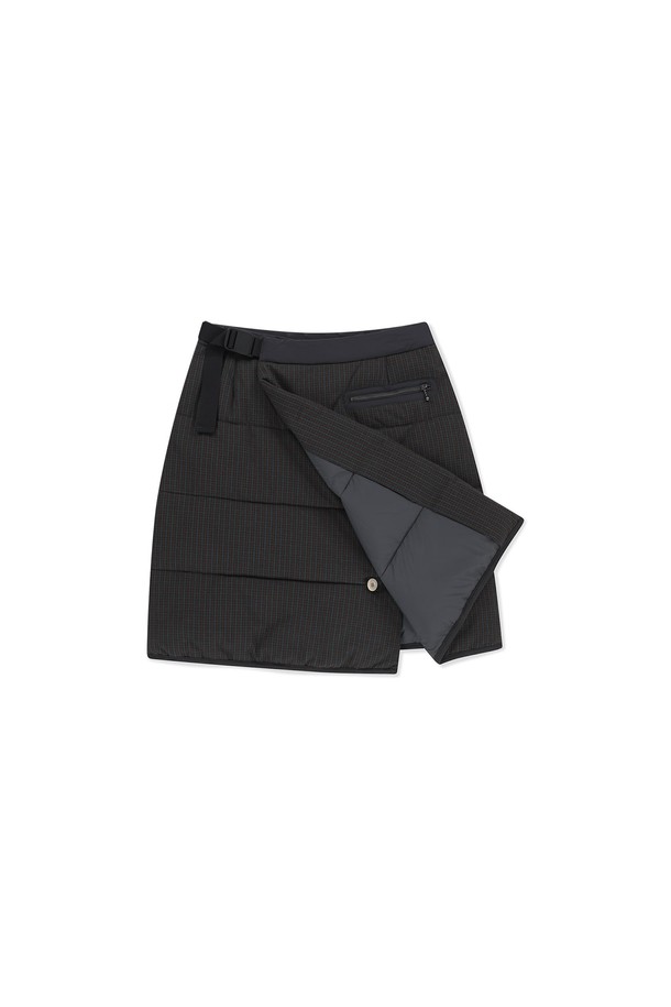 플란넬 인슐레이티드 랩 스커트 브라운은 추운 겨울에도 따뜻하고 스타일리시하게 연출할 수 있는 여성용 랩스커트입니다. 부드러운 일본산 코튼 플란넬 원단과 3M Thinsulate 충전재를 사용하여 뛰어난 보온성을 제공하며, 캐주얼, 클래식, 미니멀 스타일을 모두 소화할 수 있습니다. 허리 스트랩과 스냅 단추로 사이즈 조절이 용이하며, YKK 지퍼 포켓으로 실용성을 더했습니다. 출근룩으로도 손색없는 브라운 컬러의 체크 패턴 디자인으로, 다양한 상의와 매치하여 따뜻하면서도 세련된 겨울 패션을 완성해보세요.
