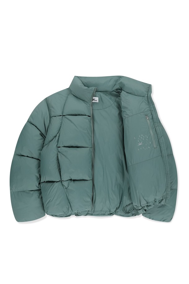 토레이 슬라이스 다운 재킷 그린은 남성용 다운자켓으로, 겨울철 골프 및 일상 활동에 적합합니다. 립스탑 원단과 덕다운 충전재를 사용하여 보온성과 활동성을 동시에 제공하며, 레귤러핏으로 편안한 착용감을 선사합니다. 2-way 지퍼, 밑단 스트링 조절, 소매 히든 밴딩, 내부 포켓 등의 디테일이 갖춰져 실용성을 높였습니다. 스포티, 캐주얼, 미니멀 스타일을 모두 소화할 수 있는 무지 디자인에 로고 프린트가 포인트를 더합니다.
