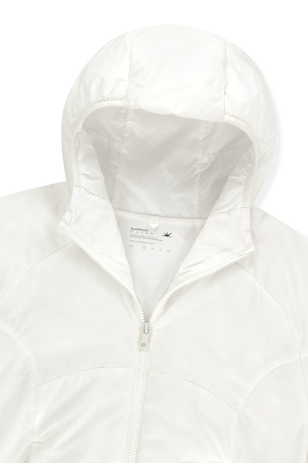 PrimaLoft Nova Insulated 재킷 화이트는 남성용 아우터로, 가을과 겨울에 적합합니다. PERTEX® QUANTUM AIR 원단, DWR 발수 가공, PrimaLoft® 충전재를 사용하여 경량성과 보온성을 동시에 갖췄습니다. YKK 지퍼, 후드, 밑단 스트링, 소맷단 밴딩, 안쪽 속주머니 등의 디테일이 돋보이며, 미니멀하고 스포티한 디자인으로 골프 및 일상생활에서 활용하기 좋습니다. 방수 및 발수 기능으로 쾌적한 착용감을 제공하는 레귤러핏 두꺼운 두께의 무지 화이트 재킷입니다.
