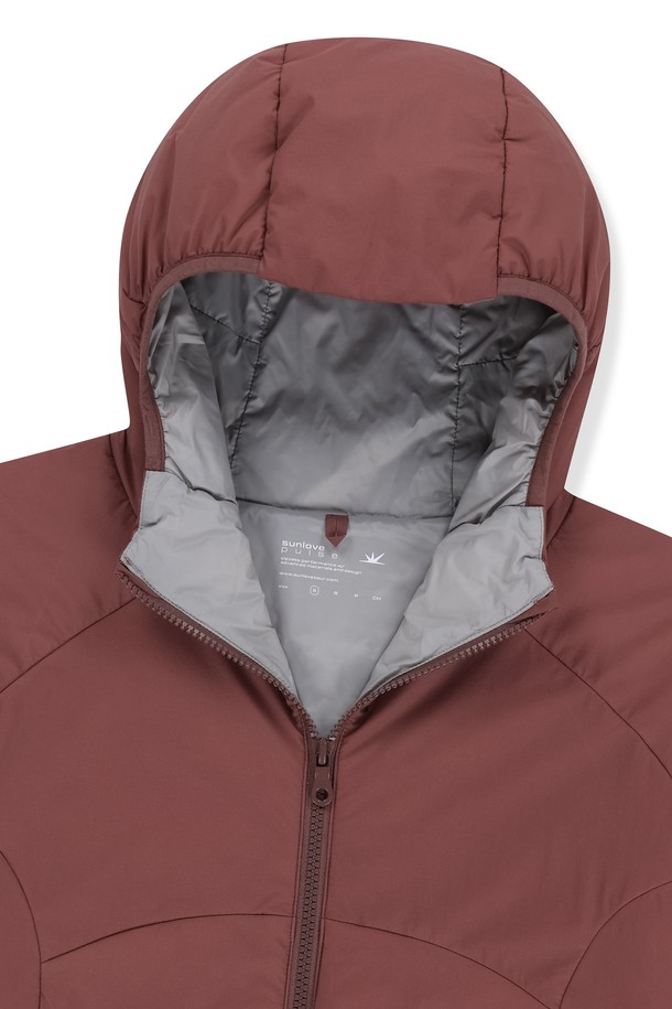 PrimaLoft Nova(프리마로프트 노바) Insulated Jacket(인슐레이티드 재킷) Brick(브릭)은 남성용 아우터로, 가을과 겨울에 골프 또는 일상에서 스포티하고 캐주얼한 스타일을 연출하기 좋습니다. 부드러운 촉감의 나일론과 폴리에스터 혼방 소재로 제작되었으며, 두꺼운 두께감으로 보온성을 높였습니다. PERTEX® QUANTUM AIR 원단과 DWR 발수 가공, 프리마로프트 충전재를 사용하여 경량성과 방수, 발수 기능을 갖췄습니다. YKK 지퍼, 후드, 밑단 스트링 조절, 소맷단 밴딩, 내부 속주머니 등의 디테일이 돋보이며, 레귤러핏에 지퍼형 여밈 방식으로 편안하게 착용할 수 있습니다.
