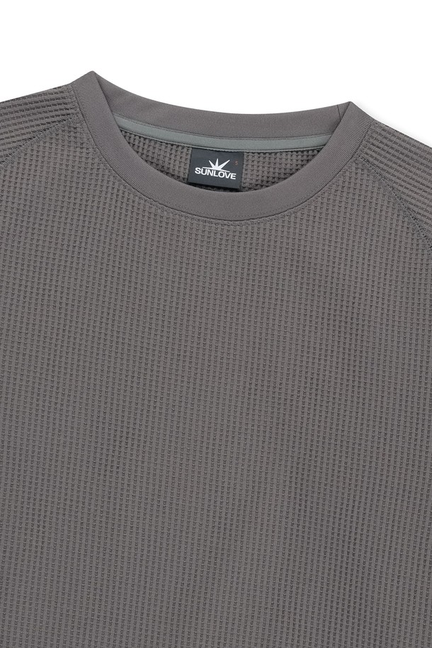 Aero 와플 LS 티 Charcoal는 남성용 상의로, 가을과 겨울에 따뜻하게 착용하기 좋은 긴소매 와플 티셔츠입니다. 차콜 컬러의 레귤러핏 디자인으로, 스포티하면서도 베이직한 스타일을 연출합니다. 부드러운 폴리에스테르 소재에 보온성과 신축성을 더해 편안한 착용감을 제공하며, 흡한속건 기능으로 활동적인 날에도 쾌적함을 유지합니다. 밑단과 소맷단 밴딩 처리 및 로고 자수 디테일이 돋보이며, 골프룩과 미니멀한 스타일 모두에 잘 어울립니다.
