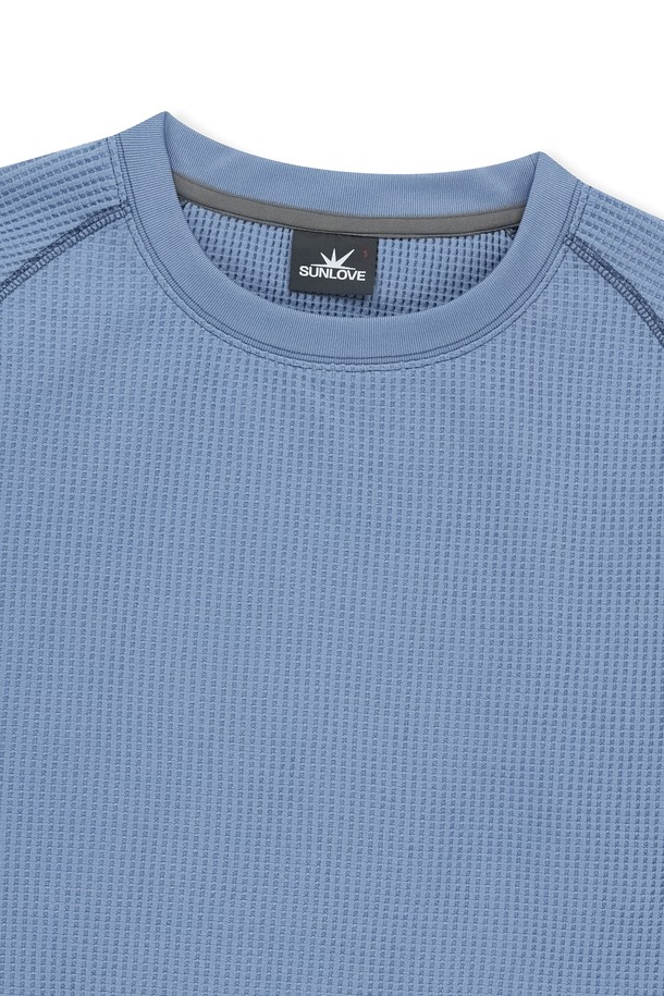 Aero 와플 LS 티 바이올렛은 남성용 와플 티셔츠입니다. 가을, 겨울 시즌에 적합하며, 스포티하고 베이직한 스타일을 연출합니다. 폴리에스테르 소재로 제작되어 부드러운 촉감과 보온성, 신축성, 흡한속건 기능을 제공합니다. 레귤러핏에 라운드넥 디자인이며, 긴 소매와 밑단 및 소맷단 밴딩, 로고 자수 디테일이 특징입니다. 골프룩은 물론 일상에서도 활용하기 좋은 아이템입니다.
