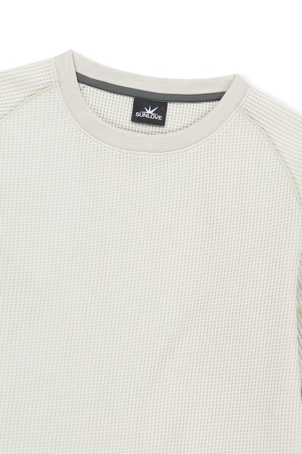 Aero 와플 LS 티 스톤은 남성용 상의로, 가을과 겨울에 착용하기 좋은 긴 소매 와플 티셔츠입니다. 스포티하면서도 베이직한 스타일로, 골프 및 일상생활에서 활용 가능합니다. 부드러운 촉감의 폴리에스터 소재로 제작되었으며, 보온성과 신축성이 뛰어나 활동성을 높여줍니다. 흡한속건 기능으로 쾌적함을 유지하며, 밑단과 소맷단 밴딩 처리로 안정적인 착용감을 제공합니다. 또한, 스톤 컬러에 로고 자수 디테일이 더해져 미니멀하면서도 세련된 골프룩을 연출합니다.
