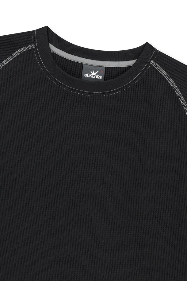 Aero 와플 LS 티 블랙은 남성용 상의로, 가을과 겨울에 따뜻하게 착용할 수 있는 긴소매 와플 티셔츠입니다. 부드러운 폴리에스테르 소재로 제작되어 편안한 착용감을 제공하며, 보온성과 신축성이 뛰어나 활동성을 보장합니다. 라운드넥과 레귤러핏 디자인으로 스포티하면서도 베이직한 스타일을 연출하며, 밑단과 소맷단 밴딩 처리로 활동적인 착용감을 더했습니다. 골프 및 일상용으로 활용 가능하며, 로고 자수 디테일이 특징입니다.
