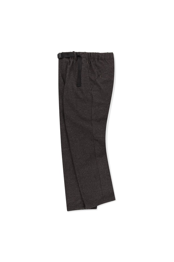 Re:newool 퀵 트라우저 브라운은 남성용 바지로, 골프 및 일상생활에서 활용하기 좋은 제품입니다. 가을, 겨울 시즌에 적합하며, 스포티하면서도 미니멀한 스타일을 연출할 수 있습니다. 일본산 고기능 친환경 리사이클 울 원단을 사용하여 부드러운 촉감과 보온성을 제공하며, 레귤러핏으로 편안하게 착용 가능합니다. 밑단 스트링 조절, 핸드폰/볼마커 수납 포켓, 볼파우치/키링 걸이용 뒷고리 등의 실용적인 디테일을 갖추고 있습니다. 비즈니스 캐주얼 및 골프룩에 모두 잘 어울리는 클래식한 디자인의 긴바지입니다.
