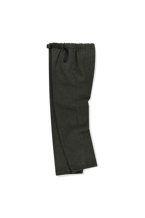 Re:newool(리뉴울) 퀵 트라우저 올리브는 남성용 골프 트라우저로, 미니멀하고 스포티한 스타일을 연출합니다. 일본산 친환경 리사이클 울 원단을 사용하여 부드러운 촉감과 뛰어난 보온성, 신축성, 경량성을 제공하며 사계절 내내 착용 가능합니다. 레귤러핏으로 편안한 착용감을 선사하며, 밑단 스트링 조절이 가능하여 활용성을 높였습니다. 골프룩과 비즈니스 캐주얼 모두 소화할 수 있으며, 수납 포켓과 볼파우치/키링 걸이용 뒷고리가 있어 실용적입니다.
