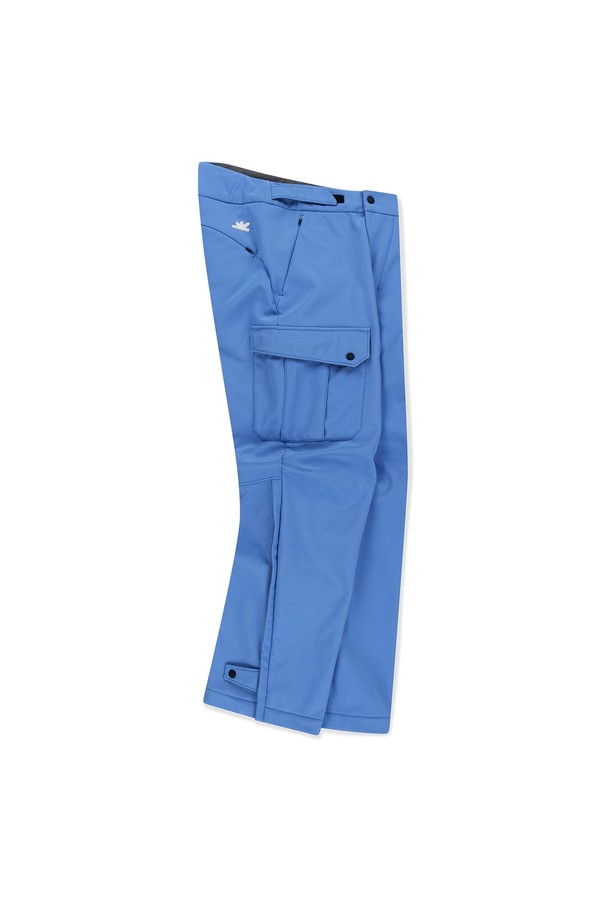 **Velo 소프트쉘 카고 팬츠 블루**는 남성용 바지로, 가을, 겨울 시즌에 스포티한 스타일을 연출하기 좋습니다. 폴리에스터, 나일론, 스판덱스 혼방 소재로 제작되어 부드러운 촉감과 두꺼운 두께감, 뛰어난 보온성을 제공합니다. 방수, UV 차단 기능으로 야외 활동에도 적합하며, 허리 사이즈 조절 밴딩과 밑단 스냅 조절 기능으로 편안한 착용감을 선사합니다. 카고 포켓과 사이드 밑단 지퍼 디테일, 메쉬 소재 통기성으로 기능성을 더해 골프룩, 캠핑룩 등 다양한 TPO에 활용 가능합니다. 무지 디자인의 레귤러핏 긴바지로, 캐주얼하고 미니멀한 스타일을 즐기는 분들께 추천합니다.
