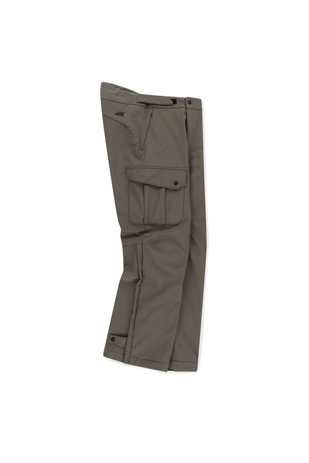 **Velo (벨로) Softshell (소프트쉘) 카고 팬츠 브라운**은 가을, 겨울 시즌 남성 골프 및 일상용으로 적합한 바지입니다. 브라운 컬러의 무지 디자인으로, 스포티하면서도 캐주얼한 스타일을 연출합니다. 폴리에스테르, 나일론, 스판덱스 혼방의 부드러운 소재에 기모 안감을 더해 보온성을 높였습니다. 방수, UV 차단 기능은 물론, 밑단 지퍼, 스냅 조절, 허리 사이즈 조절 기능과 카고 포켓으로 실용성을 더했습니다. 레귤러핏의 두꺼운 두께감으로 편안한 착용감을 선사합니다.
