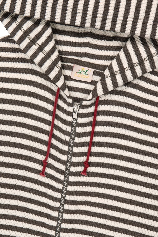 [HOME ALONe] 스트라이프 와플 집업 후디 브라운은 남성용 후드집업으로, 봄, 가을 시즌에 골프 및 일상용으로 활용하기 좋습니다. 부드러운 면 소재에 얇은 두께감으로 편안한 착용감을 선사하며, 레귤러핏으로 제작되었습니다. 브라운과 화이트 컬러의 스트라이프 와플 패턴이 캐주얼하면서도 스포티한 무드를 연출합니다. YKK 지퍼, 후드 스트링, 캥거루 포켓, 밑단 및 소맷단 밴딩, 로고 자수, 그래픽 플라이 스티치 등 다양한 디테일이 돋보이는 제품입니다.
