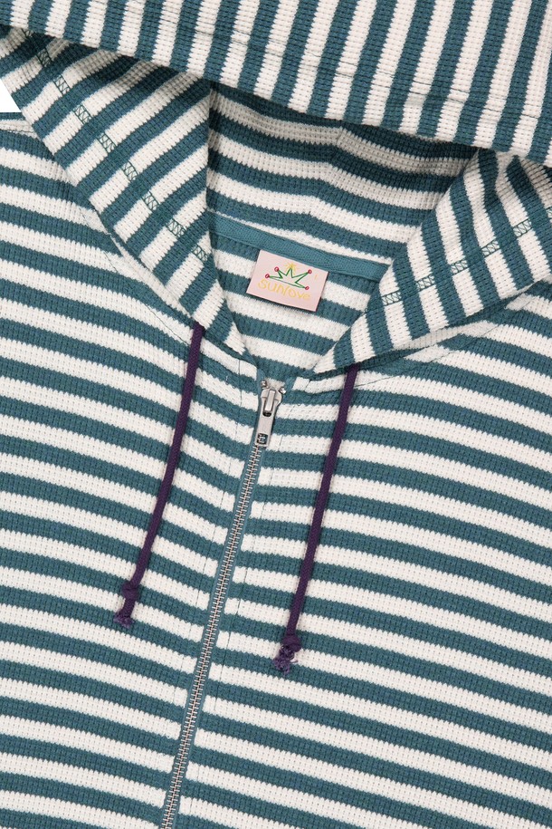 [HOME ALONe] 스트라이프 와플 집업 후디 블루는 남성용 후드집업으로, 봄, 가을 시즌에 활용하기 좋은 아이템입니다. 부드러운 촉감의 면 소재에 스트라이프 와플 패턴이 돋보이며, 레귤러핏으로 편안하게 착용 가능합니다. YKK 지퍼, 캥거루 포켓, 후드 스트링, 밑단 및 소맷단 밴딩, 로고 자수, 그래픽 스티치 등의 디테일이 돋보이며, 골프 또는 일상에서 스포티하고 캐주얼한 스타일을 연출하기 좋습니다. 네이비 색상의 스트라이프가 세련된 디자인으로, 다양한 스타일에 매치하기 용이합니다.
