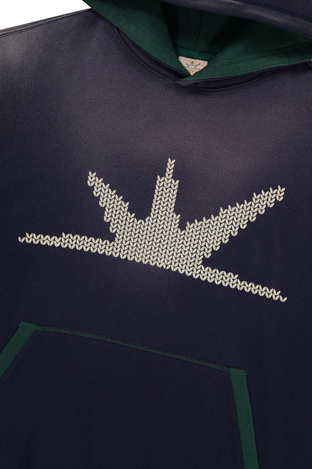 [HOME ALONe] 니트 이펙트 데이 브레이크 후디 네이비는 남성용 후드 티셔츠입니다. 가을과 겨울에 적합하며, 스포티와 캐주얼 스타일을 모두 연출할 수 있습니다. 캥거루 포켓과 밑단 및 소맷단 밴딩으로 활동성을 더했으며, 부드러운 면 소재와 기모 안감으로 편안한 착용감을 선사합니다. 가먼트 워싱과 그래픽 워싱, 전면 및 후면 그래픽 발포 나염, 배색 디테일로 디자인의 완성도를 높였습니다. 골프룩은 물론 일상에서도 활용하기 좋은 레귤러핏 후디입니다.
