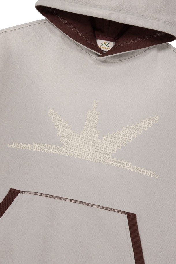 [HOME ALONe] Knit Effect Daybreak 후디 그레이는 남성용 후드티로, 가을과 겨울에 따뜻하게 착용할 수 있습니다. 촘촘한 니트 효과와 부드러운 기모 안감으로 편안한 착용감을 제공하며, 레귤러핏으로 제작되었습니다. 스포티하면서도 캐주얼한 스타일을 연출하기 좋으며, 골프룩으로도 활용 가능합니다. 캥거루 포켓, 밑단 및 소맷단 밴딩, 배색 디테일, 그래픽 발포 나염 등 섬세한 디자인 요소가 돋보입니다.
