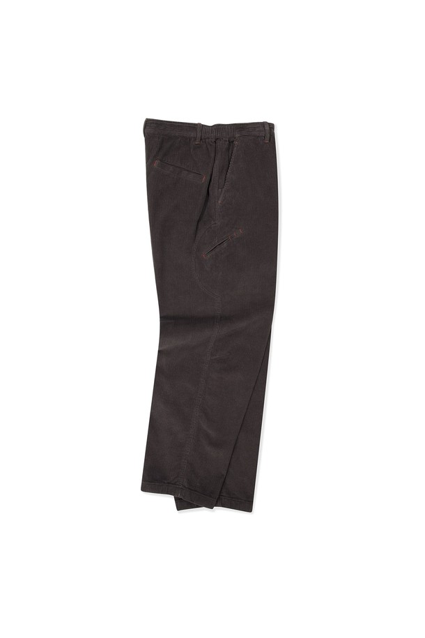 Cord Right 치노 브라운은 남성용 치노 팬츠로, 가을과 겨울에 따뜻하게 착용할 수 있습니다. 100% 면 코듀로이 소재에 레귤러핏으로 제작되어 편안한 착용감을 제공하며, 캐주얼 및 클래식 스타일을 모두 소화할 수 있습니다. 골프룩은 물론 일상복으로도 활용하기 좋으며, 무지 디자인에 두꺼운 두께감으로 고급스러운 느낌을 더했습니다. 티/볼마커 수납이 가능한 시그니처 오른쪽 포켓과 무릎 다트 디테일, 기울어진 백포켓 디자인이 특징입니다. 허리 좌우 밴딩으로 활동성을 높였습니다.
