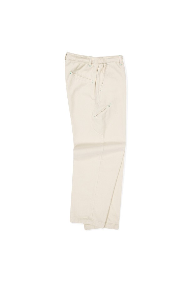Cord Right 치노 아이보리는 캐주얼, 스포티 스타일의 남성 골프룩을 위한 치노 팬츠입니다. 봄, 여름, 가을 시즌에 적합하며, 부드러운 코듀로이와 면 혼방 소재로 제작되어 편안한 착용감을 선사합니다. 허리 밴딩이 있어 활동성을 높였으며, 좌우 허리 밴드, 시그니처 오른쪽 포켓, 내부 별도 포켓, 기울어진 백포켓, 무릎 다트 디테일로 디자인의 완성도를 높였습니다. 레귤러핏으로 제작되어 편안하면서도 세련된 스타일을 연출합니다.
