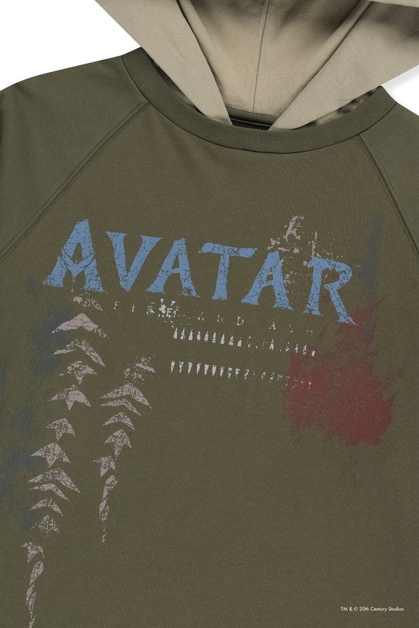 [AVATAR] 후드 LS 티 카키는 캐주얼과 스포티한 스타일을 넘나드는 남성용 후드 티셔츠입니다. 봄, 가을, 겨울 모두 착용 가능하며, 20수 면 원단으로 제작되어 부드러운 촉감을 선사합니다. 전면의 AVATAR 그래픽과 소매 데이브레이크 로고 자수가 특징이며, 레이어드 디자인과 소맷단 밴딩 처리로 활동성을 더했습니다. 레귤러핏으로 제작되었으며, 골프룩과 일상복으로 활용하기 좋습니다.
