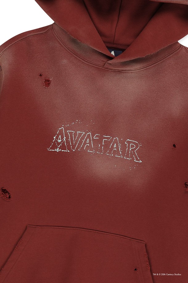 [AVATAR] 페이드 후디 레드입니다. 봄, 가을에 착용하기 좋은 남성용 후드티로, 캐주얼 및 스포티한 스타일을 연출할 수 있습니다. 부드러운 면과 폴리에스테르 혼방 소재로 제작되었으며, 얇은 두께감으로 편안한 착용감을 선사합니다. 워싱 디테일과 캥거루 포켓, 밑단 및 소맷단 밴딩, 그래픽 나염, 로고 자수 등의 특징을 가지고 있습니다. 골프룩으로도 활용 가능하며, 레귤러핏으로 제작되었습니다.
