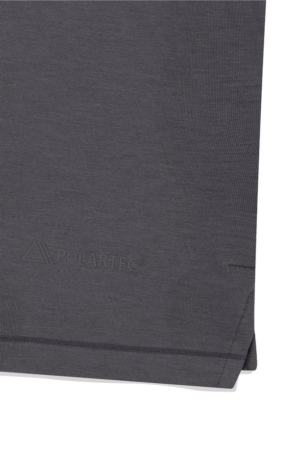 **Polartec Delta FlexAir Tee Purple**는 남성용 반팔 티셔츠로, 여름철 골프 및 일상 활동에 적합합니다. 폴리에스터와 폴리우레탄 혼방의 부드러운 소재, 레귤러핏, 라운드넥 디자인으로 편안한 착용감을 제공하며, 흡습, 냉감, 속건, 방취, 신축성, 통기 기능을 갖춰 활동성을 높였습니다. 퍼플 색상의 무지 티셔츠로, 앞판 셔링, 밑단 트임, 데이브레이크 및 Polartec 로고 프린트, 활동성을 고려한 절개 디테일이 특징입니다.
