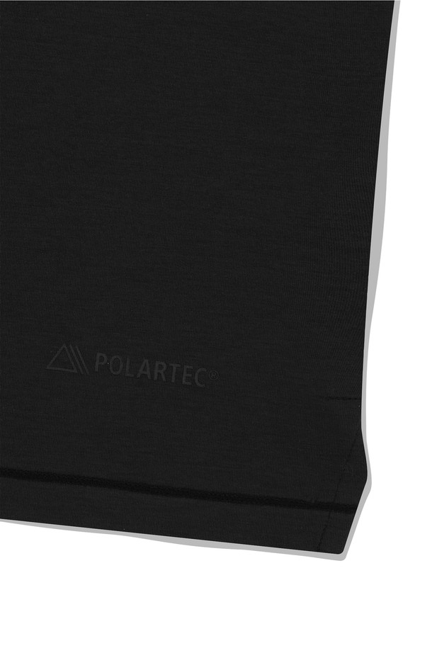 Polartec Delta FlexAir Tee Black는 여름철 골프 및 일상생활에서 시원하고 쾌적하게 착용할 수 있는 남성용 반팔 티셔츠입니다. 폴리에스터와 폴리우레탄 혼방의 Polartec® Delta™ 원단을 사용하여 뛰어난 냉감, 흡습, 속건, 통기 기능을 제공하며, 부드러운 촉감과 가벼운 착용감을 선사합니다. 레귤러핏 라운드넥 디자인에 앞판 셔링, 밑단 트임, 활동성을 고려한 절개 디테일이 더해져 스포티한 스타일을 연출하며, 데이브레이크 및 Polartec 로고 프린트로 포인트를 더했습니다.
