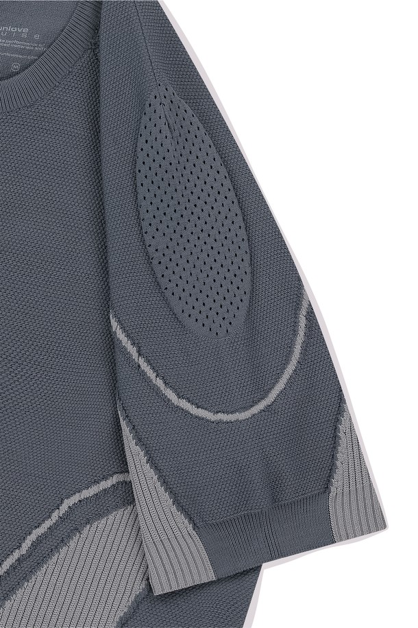 남성용 Engineered Knit Tee는 여름철 골프 및 스포츠 활동에 적합한 스포티한 니트 티셔츠입니다. 부드러운 촉감의 폴리에스터 소재에 냉감, 통기, 흡습, 속건, 경량 기능을 더해 쾌적한 착용감을 제공합니다. 다양한 조직 기법 혼합 설계 및 기능성 원사 사용으로 활동성을 높인 레귤러핏 라운드넥 반소매 퍼플 컬러 티셔츠입니다.
